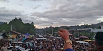 Ribuan Massa Pendukung Ikut Mengantar Calon Bupati Dan Wakil Bupati Alhudri – Alaidin Abu Abas Mendaftar