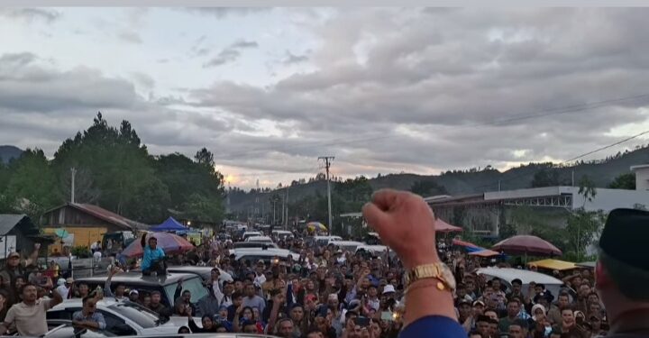 Ribuan Massa Pendukung Ikut Mengantar Calon Bupati Dan Wakil Bupati Alhudri – Alaidin Abu Abas Mendaftar