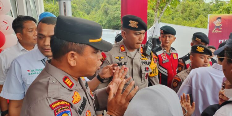 Humanis Dan Tegas, Kasat Binmas Polres Kampar Saat Pendaftaran Calon Bupati Dan Wakil Bupati