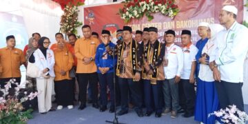 Jemput Kemenangan, Ribuan Masa Iringi Pendaftaran Pasangan Oyon-Hamzah Ke Kantor KIP Aceh Singkil