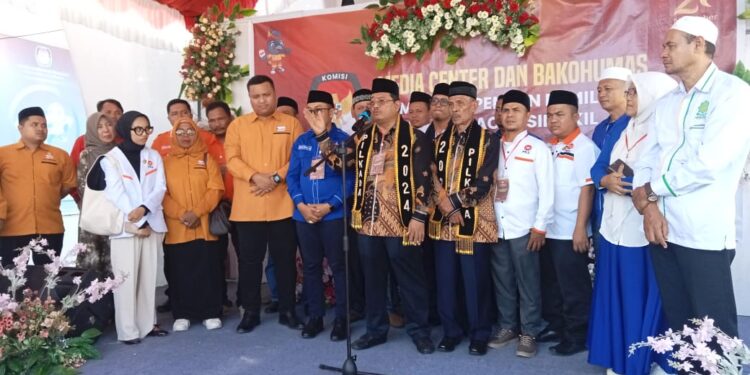 Jemput Kemenangan, Ribuan Masa Iringi Pendaftaran Pasangan Oyon-Hamzah Ke Kantor KIP Aceh Singkil