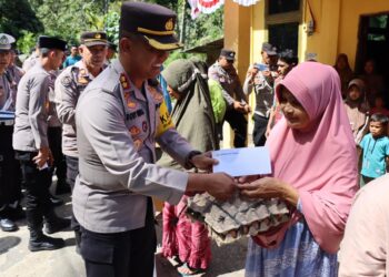 Kapolres Aceh Tengah Dodi Indra Eka Putra Berikan Bantuan Sembako Pada Warga Ise Ise Kurang Mampu