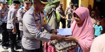 Kapolres Aceh Tengah Dodi Indra Eka Putra Berikan Bantuan Sembako Pada Warga Ise Ise Kurang Mampu