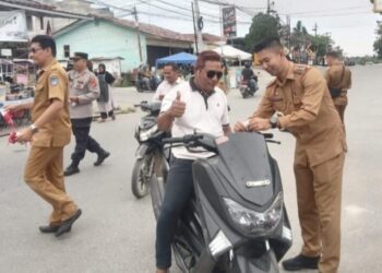Camat Langsa Lama Reza Ardiansyah Mengajak Forkopincam Untuk Membagikan 1000 Bendara Gratis