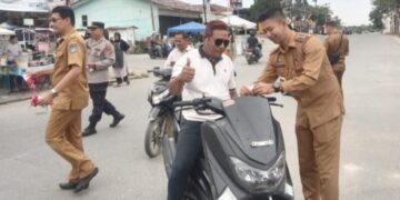 Camat Langsa Lama Reza Ardiansyah Mengajak Forkopincam Untuk Membagikan 1000 Bendara Gratis