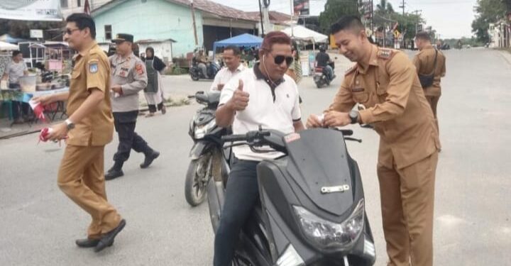 Camat Langsa Lama Reza Ardiansyah Mengajak Forkopincam Untuk Membagikan 1000 Bendara Gratis