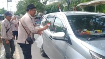 Semarak HUT RI Ke 79, PERWAL Langsa Bagi Bendera Merah Putih Kepada Pengendara 