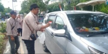 Semarak HUT RI Ke 79, PERWAL Langsa Bagi Bendera Merah Putih Kepada Pengendara 