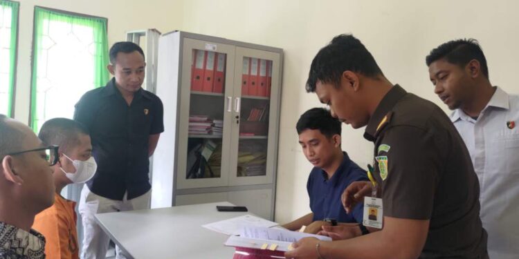 Sat Reskrim Serahkan Tersangka Kasus Ilegal Logging Ke Kejaksaan Negeri Bener Meriah