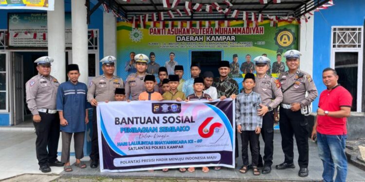 Kasatlantas Polres Kampar Vino Lestari Berbagi Sembako Kepada Anak Yatim