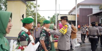 Kapolda Riau Mohammad Iqbal Menggelar Upacara Sambut Dan Lepas Danrem 031/Wirabima