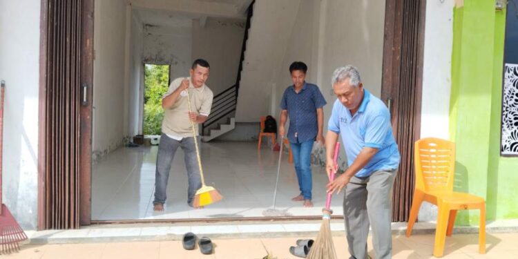 Tim SWI Aceh Singkil Laksanakan Gotong Royong Di Kantor Baru