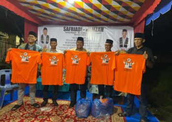 Antusias, Warga Kilangan Berikan Kostum Berlogo Sahabat Saat Kunjungan Kandidat 01
