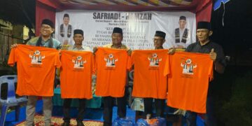 Antusias, Warga Kilangan Berikan Kostum Berlogo Sahabat Saat Kunjungan Kandidat 01