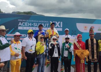 Penyerahan Mendali Kelas A 1300 Kepada Juara Pacu Kuda PON XXI