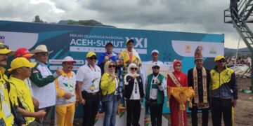 Penyerahan Mendali Kelas A 1300 Kepada Juara Pacu Kuda PON XXI