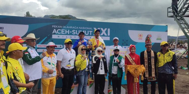 Penyerahan Mendali Kelas A 1300 Kepada Juara Pacu Kuda PON XXI