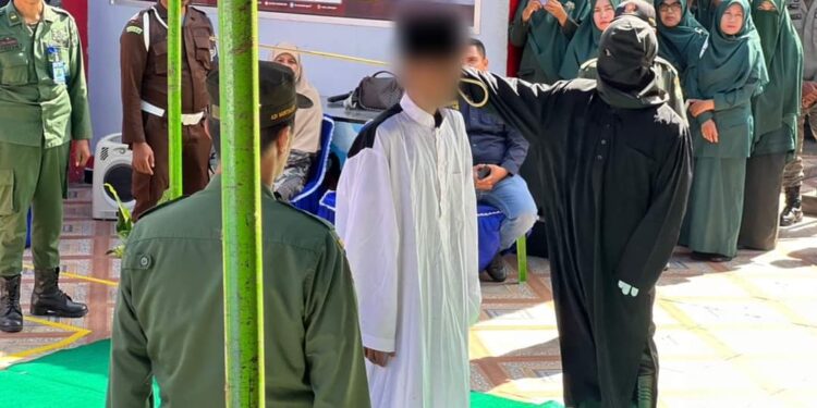 Tujuh Terpidana Kasus Perjudian dicambuk Di Rutan Takengon