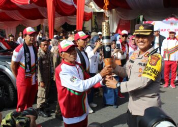 Kapolres Aceh Tengah Serahkan Api PON Aceh Sumut XXI Kepada Pasukan Menuju Bener Meriah