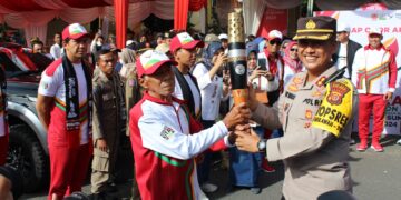 Kapolres Aceh Tengah Serahkan Api PON Aceh Sumut XXI Kepada Pasukan Menuju Bener Meriah