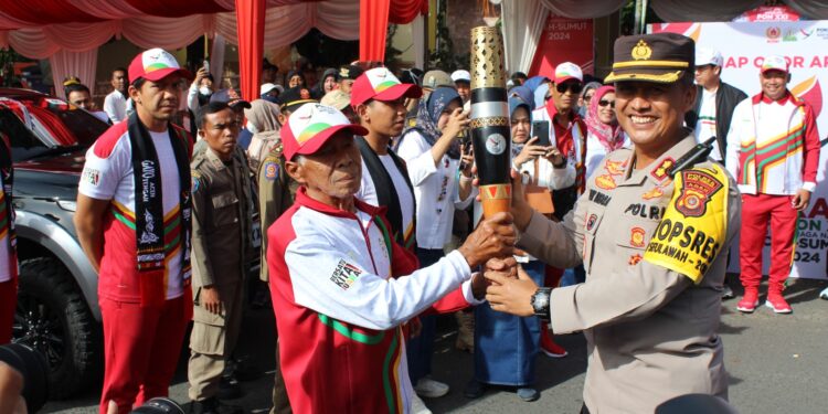 Kapolres Aceh Tengah Serahkan Api PON Aceh Sumut XXI Kepada Pasukan Menuju Bener Meriah