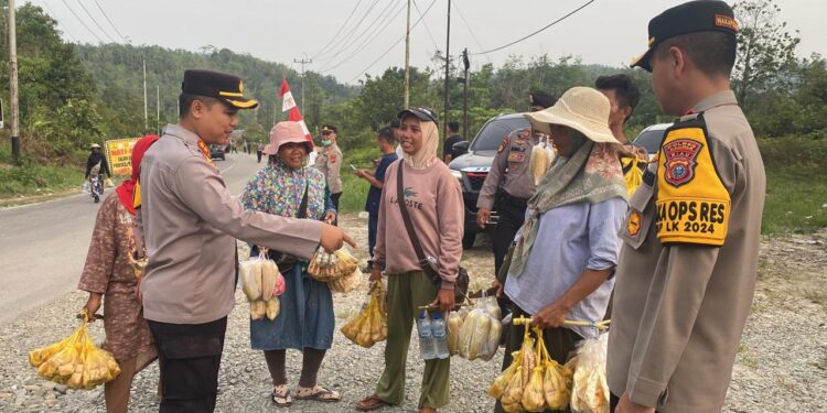 Sosok Darmawan, Kapolres Kampar Borong Dagangan Penjual Kacang 