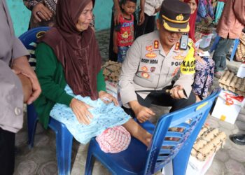 Tangis Jahura Tak Terbendung, Saat Kapolres Aceh Tengah Berikan Paket Sembako Dan Janji Belikan Kursi Roda