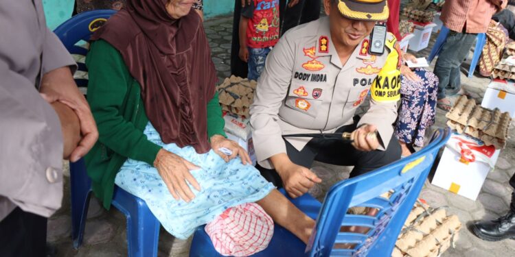 Tangis Jahura Tak Terbendung, Saat Kapolres Aceh Tengah Berikan Paket Sembako Dan Janji Belikan Kursi Roda