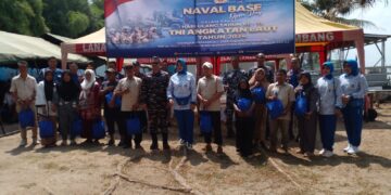 Makan Siang Bergizi Dan Penyerahan Paket Sembako Secara Serentak Peringatan Hari Jadi TNI AL Ke 79