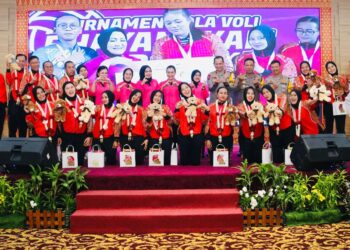 Tiba Di Palembang, Tim Voli ‘Putri Sriwijaya’ Bhayangkari Sumsel Disambut Yel Yel Meriah Dan Pengalungan Bunga