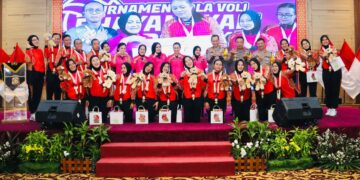 Tiba Di Palembang, Tim Voli ‘Putri Sriwijaya’ Bhayangkari Sumsel Disambut Yel Yel Meriah Dan Pengalungan Bunga