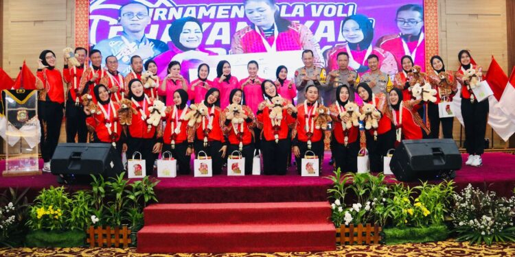 Tiba Di Palembang, Tim Voli ‘Putri Sriwijaya’ Bhayangkari Sumsel Disambut Yel Yel Meriah Dan Pengalungan Bunga