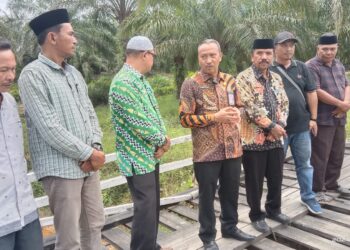 Sekda Subulussalam Sairun Bersama Kadis PUPR Dan Camat Longkib Meninjau Jalan Desa Darussalam 