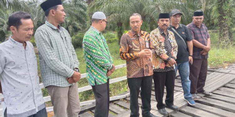 Sekda Subulussalam Sairun Bersama Kadis PUPR Dan Camat Longkib Meninjau Jalan Desa Darussalam 