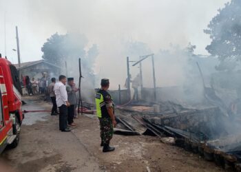 Polisi Bersama TNI Dan Warga Bantu Damkar Padamkan Kebakaran Rumah Di Kampung Wih Nongkal