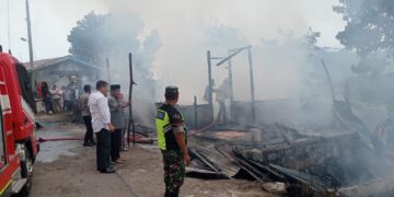 Polisi Bersama TNI Dan Warga Bantu Damkar Padamkan Kebakaran Rumah Di Kampung Wih Nongkal