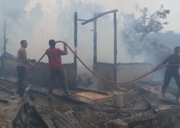 Polisi Bersama TNI Dan Warga Bantu Damkar Padamkan Kebakaran Rumah Di Kampung Wih Nongkal