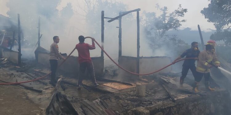 Polisi Bersama TNI Dan Warga Bantu Damkar Padamkan Kebakaran Rumah Di Kampung Wih Nongkal