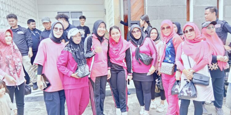 Ratusan Warga Menyambut Kedatangan Calon Walikota- Wakil Walikota Palembang 