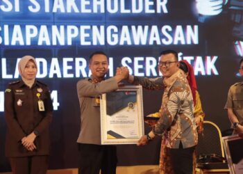 Kapolres Ronald Sumaja Terima Penghargaan Mensukseskan Tahapan Pemilu Oleh Bawaslu Kampar 