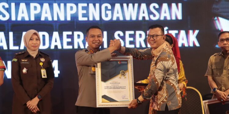 Kapolres Ronald Sumaja Terima Penghargaan Mensukseskan Tahapan Pemilu Oleh Bawaslu Kampar 