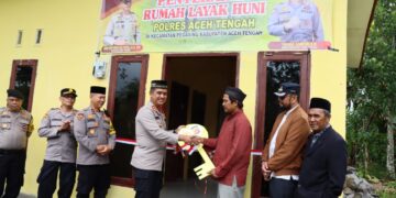 Jumat Barokah, Kapolres Aceh Tengah Serahkan 20 Paket Sembako Dan 1 Unit RLH Pada Warga Kurang Mampu