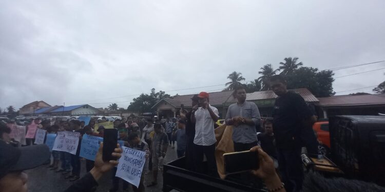 Walaupun Hujan, Masa Demo Kantor Panwaslih Dan KIP Desak Tegakkan UUPA Pilkada Subulussalam