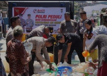 Polres Pelabuhan Makassar Salurkan Bantuan Air Bersih Kepada Warga