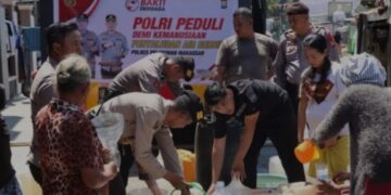 Polres Pelabuhan Makassar Salurkan Bantuan Air Bersih Kepada Warga