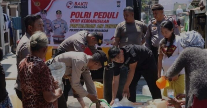 Polres Pelabuhan Makassar Salurkan Bantuan Air Bersih Kepada Warga