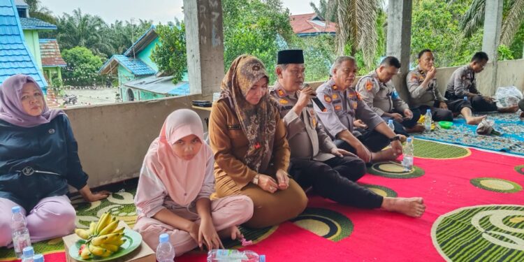 Doa Bersama Pilkada Damai Di Panti Asuhan, Kapolsek Siak Hulu Bagikan Alquran Dan Bingkisan