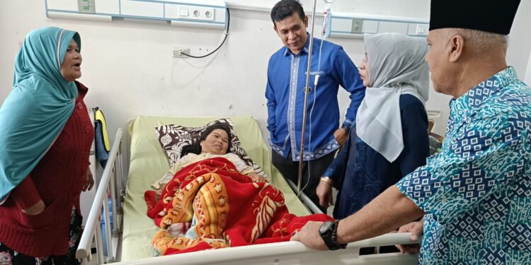 Calon Bupati Aceh Tengah Shabela Abu Bakar Menjenguk Para Pasien Rumah Sakit Datu Beru
