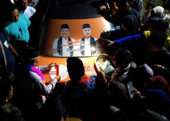 Semangati Kandidat 01, Pemuda Ketapang Indah Perdana Stiker Mobil Bergambar Oyon-Hamzah 