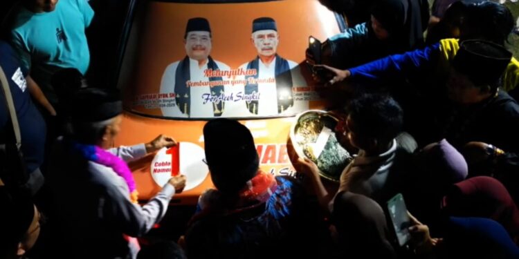 Semangati Kandidat 01, Pemuda Ketapang Indah Perdana Stiker Mobil Bergambar Oyon-Hamzah 